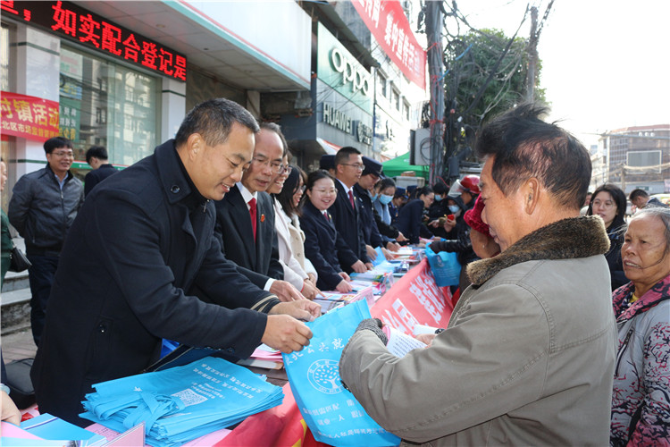 钦北区开展“宪法宣传周”系列活动，法律咨询暖民心